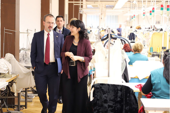 Američki ambasador NJ. E.  Anthony Godfrey u poseti modnoj kući LUNA