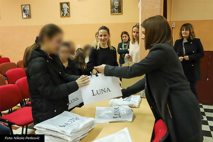 Modna kuća Luna donirala garderobu Školi za učenike oštećenog vida „Veljko Ramadanović“